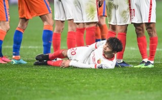 足球控球时绷紧小腿吗，足球控不住球